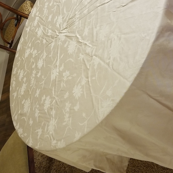 Satin Brocade Tablecloth - Picture 7 of 10